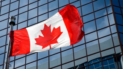 Флаг Канады на фоне бизнес центра